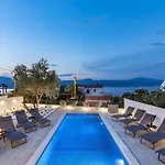 Appartement 5 Km From S Center Trogir