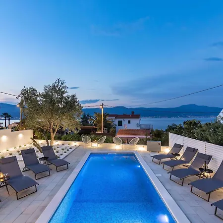 Apartamento 5 Km From S Center Trogir