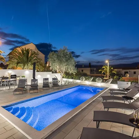 5 Km From S Center Τρογκίρ