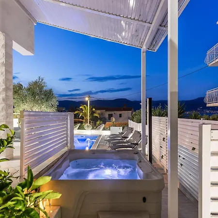 5 Km From S Center Τρογκίρ