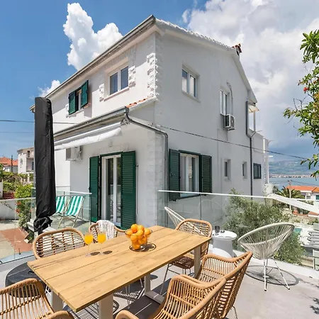 Spacious In Slatine With Terrace Apartment *