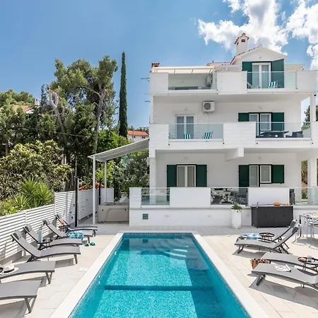 5 Km From S Center * Τρογκίρ